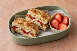 Focaccia met kip, geroosterde paprika en roomkaas, met aardbeien.