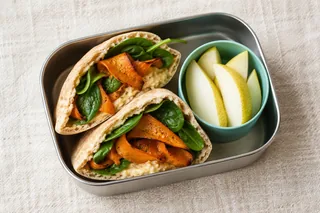 Pitapockets met hummus, geroosterde wortel en spinazie, met peer.