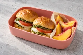 Mini-brioche met mozzarella, tomaat en pesto, met perzik.