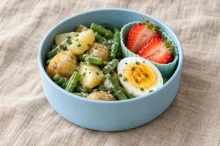 Aardappelsalade met sperziebonen en ei, met aardbeien.
