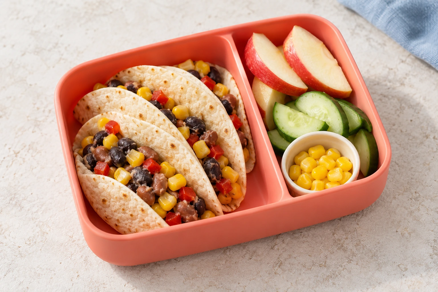 Koude kleine tacos met bonen, mais en groente